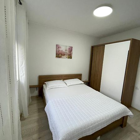 Nessi Apartment Pristina Esterno foto