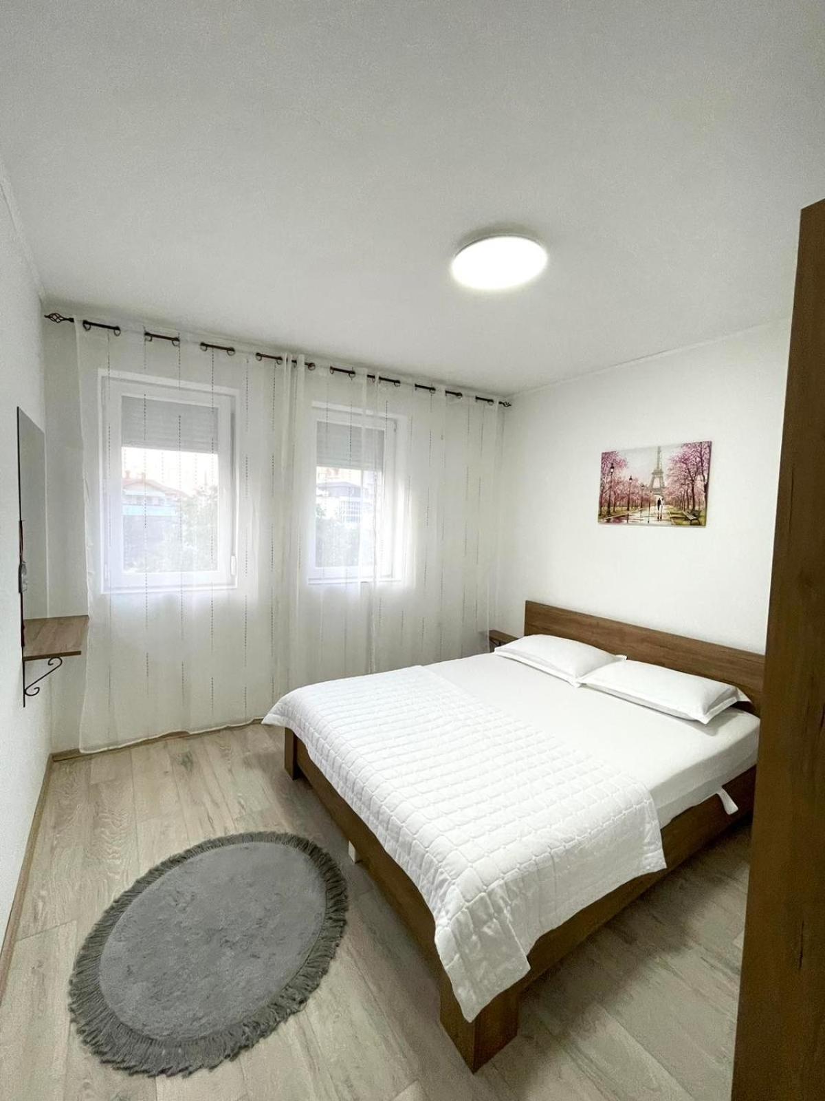 Nessi Apartment Pristina Esterno foto